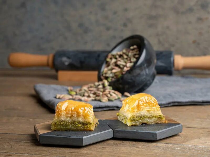 Traditionelle klassische Baklava mit Pistazien serviert auf einer Platte